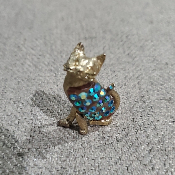 Vintage Jewelry - Vintage Gold Tone and Blue Belly Kitty Cat Brooch Meow Animal Gems Bling
